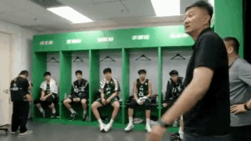 DB电子官网广东实验半场41-31领先清华附中！杜锋前往更衣室鼓励球员！